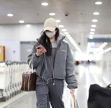 网络股票配资网 北舞“腿精”谋女郎！刘浩存灰衣黑裤机场炸街，这身材绝了！